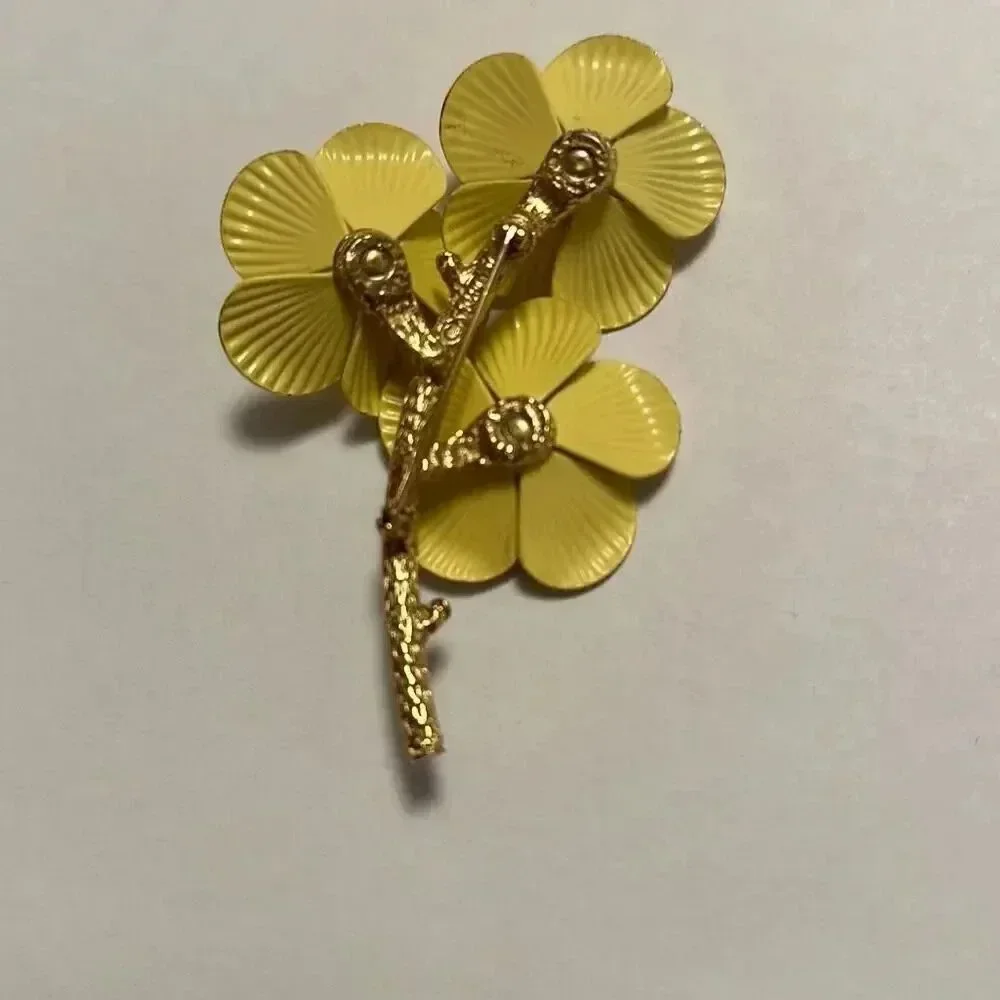 Vintage Sarah Coventry Brooch Enamel Yellow Flower Metal Blossoms - Picture 4 of 7